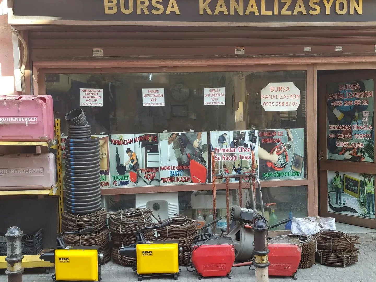 Bursa Kanalizasyon dükkânı önünde makineler ve spiral ekipmanları