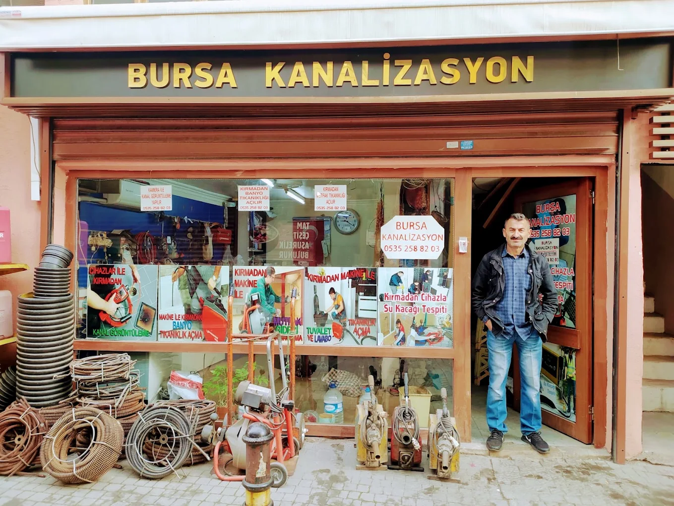 Erkan Usta, Bursa Kanalizasyon dükkânının önünde gider açma makineleriyle
