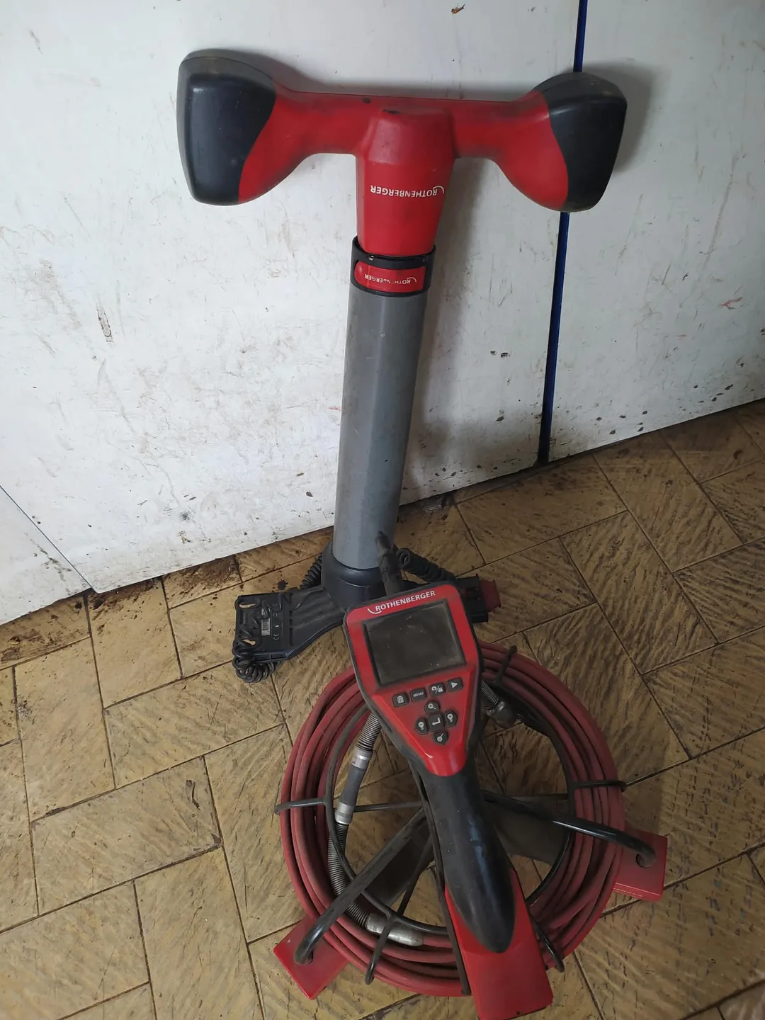 Ekranlı kanal kamerası, kablo makarası ve hat bulucu