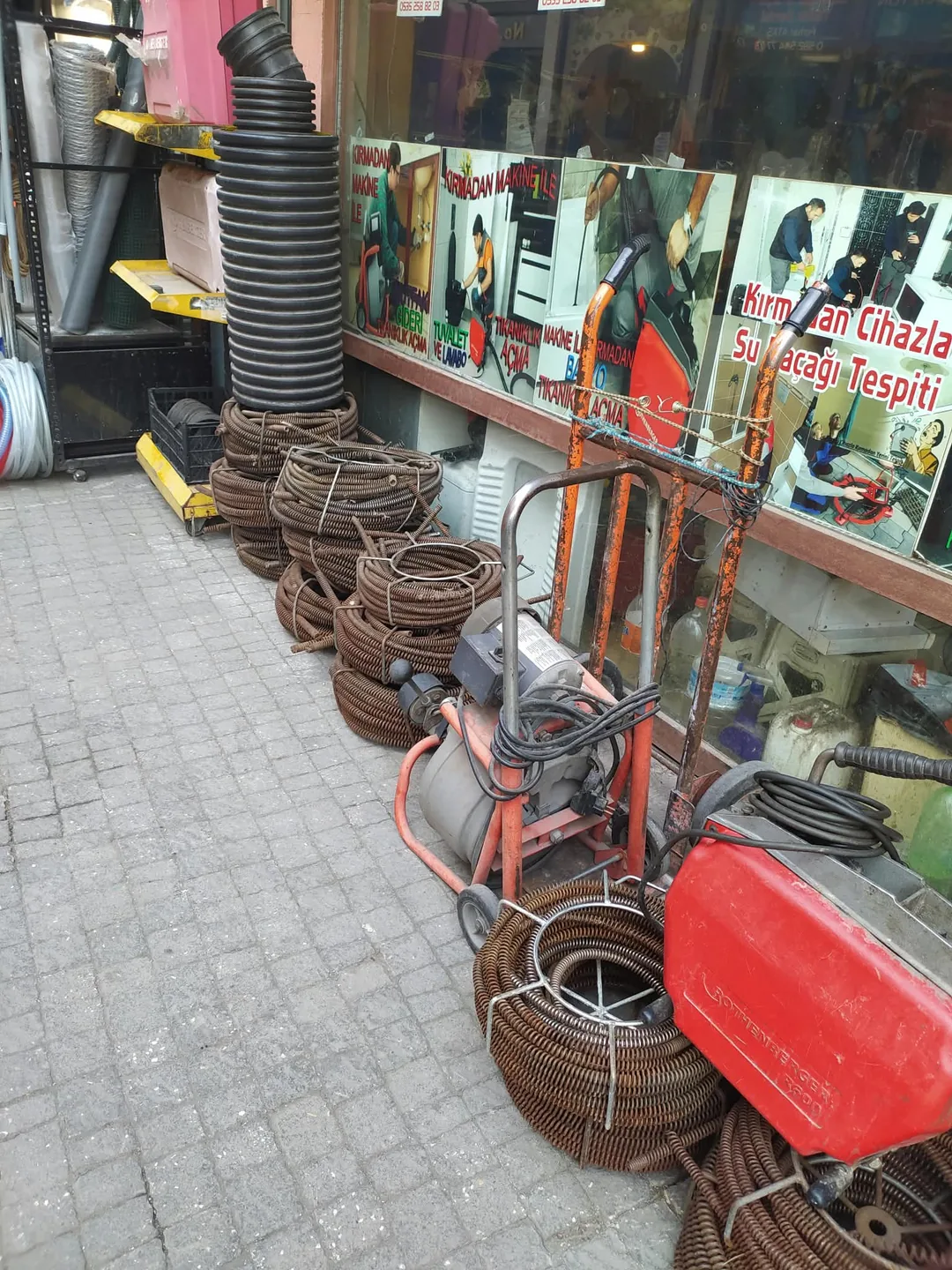Dükkân önünde spiralli gider açma makineleri ve farklı boyda spiraller